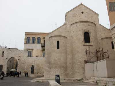 Pi� defilata si trova la chiesa bizantina di San Gregorio, risalente al 1015